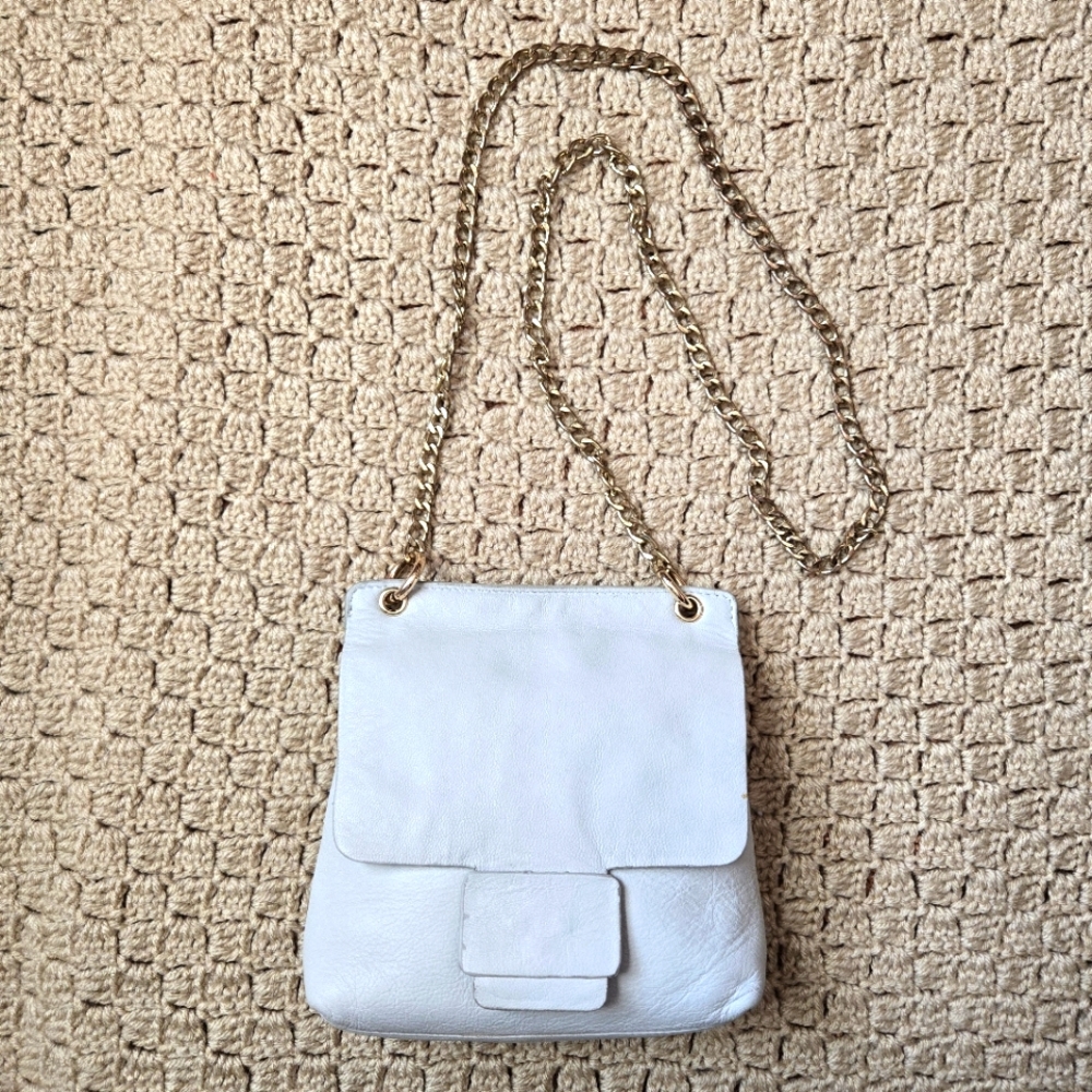 UrbanCode Leather Off White/Light Gray Crossbody Purse W/ Gold Metal Chain Strap